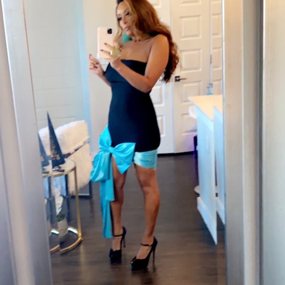 Strapless bandage dress with long turquoise bow